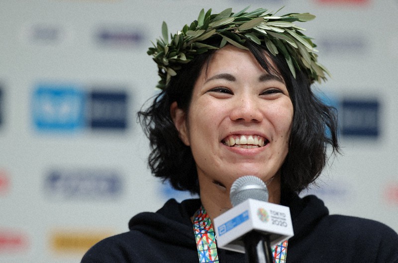 女子車いすの部で優勝し記者会見で笑顔を見せる喜納翼=東京都千代田区で2020年3月1日、喜屋武真之介撮影