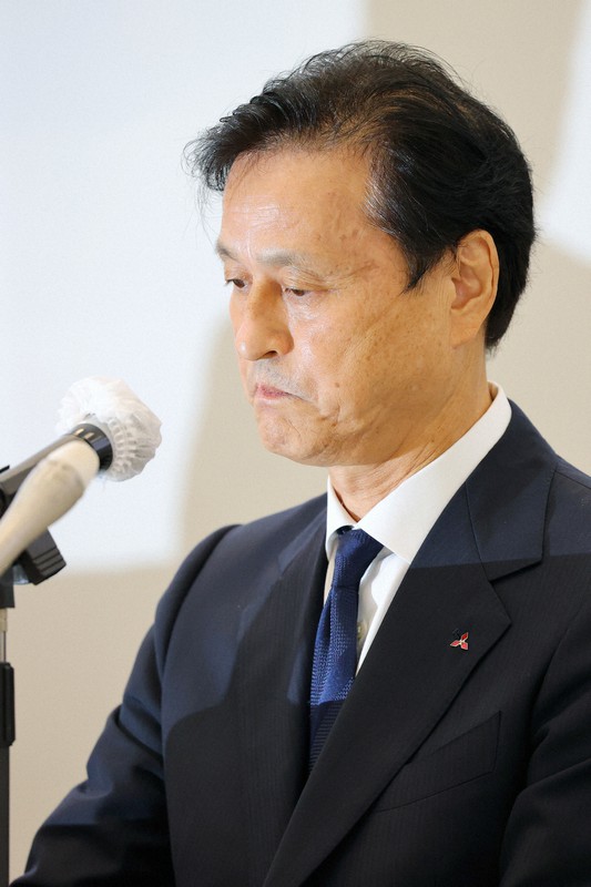 記者会見で辞意を表明し、厳しい表情を見せる三菱電機の杉山武史社長=東京都千代田区で2021年7月2日午後4時34分、長谷川直亮撮影