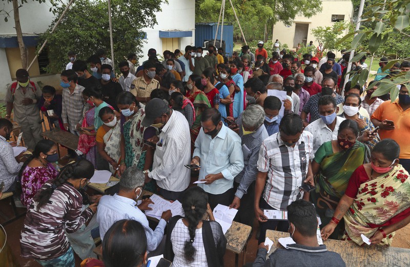 ワクチンの接種手続きをする人たち=インド南部ハイデラバードで7月1日、AP
