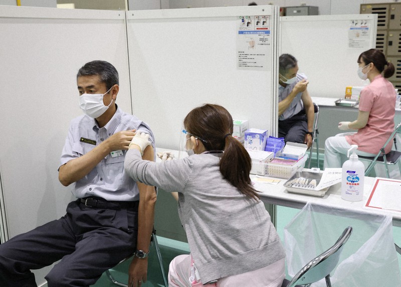 都庁職員体育室で新型コロナウイルスのワクチン接種を受ける都職員ら=東京都庁で2021年7月1日午後0時5分(代表撮影)