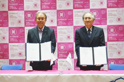 調印式の様子　芙蓉総合リースの辻田泰徳社長（左）、同大の福下雄二理事長