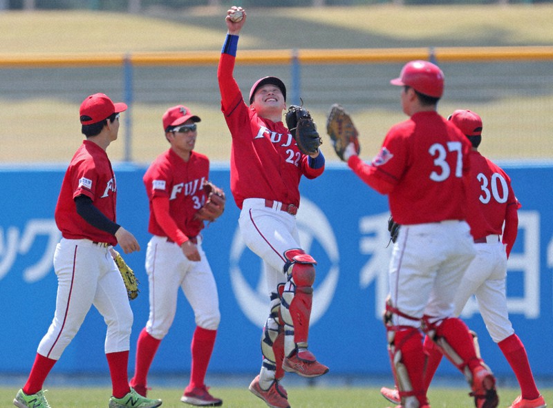 試合前にチームメートとキャッチボールをする山本雅樹さん(中央)=秋田市で2021年4月25日、和田大典撮影