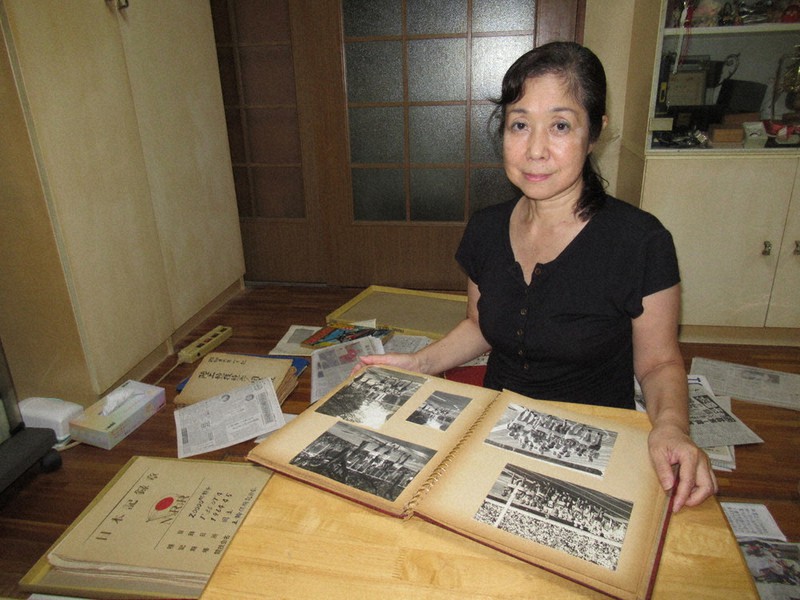 石黒昇さんが1964年東京五輪に出場した際の写真を見る長女かおるさん=埼玉県戸田市で2021年6月30日、鷲頭彰子撮影