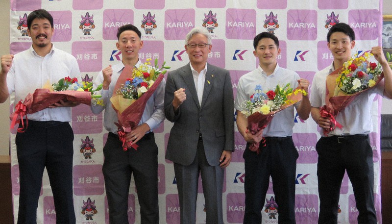稲垣武市長を中心にガッツポーズをする東京五輪の男子ハンドボール日本代表の選手たち=愛知県刈谷市役所で2021年7月2日、渡辺隆文撮影