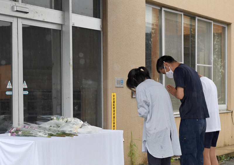 豪雨被害で入所者が犠牲になった特別養護老人ホーム「千寿園」を訪れて献花し、手を合わせる遺族＝熊本県球磨村で2021年7月3日午後1時4分、平川義之撮影