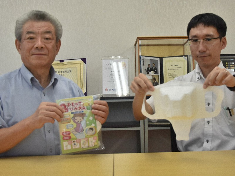 「楽々 おしっこゾウさん」を紹介する高橋社長(左)ら=山形市で2021年6月28日午後2時54分、藤村元大撮影