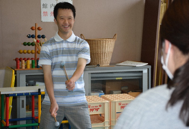 音楽療法の教室で笑顔で太鼓をたたく加藤大熙さん=浜田市で2021年6月13日午前10時34分、萱原健一撮影