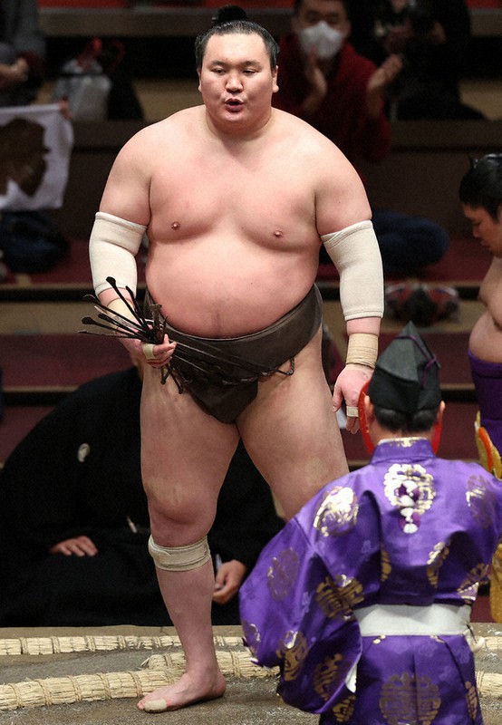 春場所2日目、勝ち名乗りを受ける際、膝の痛みから一度立ち上がった白鵬＝玉城達郎撮影