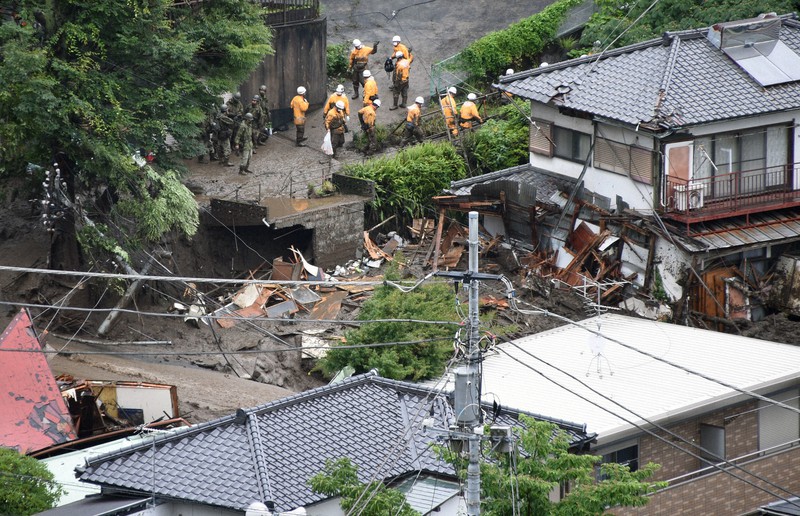 土石流に襲われた住宅街で行方不明者の捜索活動に向かう消防隊員や自衛隊員=静岡県熱海市で2021年7月4日午前11時36分、丸山博撮影