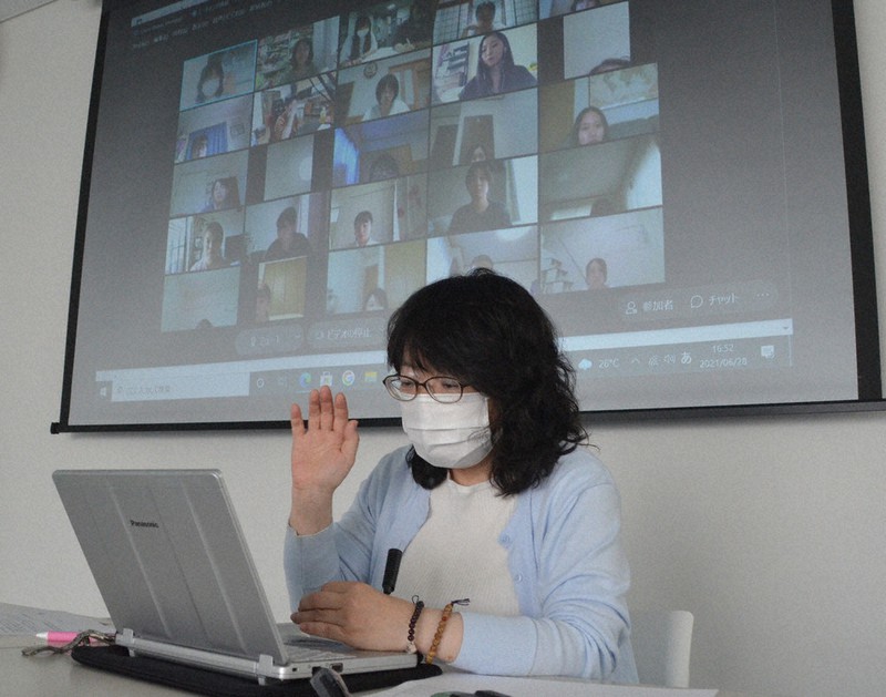 ワクチンについてオンラインで学生らに解説する鈴木教授=千葉県東金市で2021年6月28日、金沢衛撮影