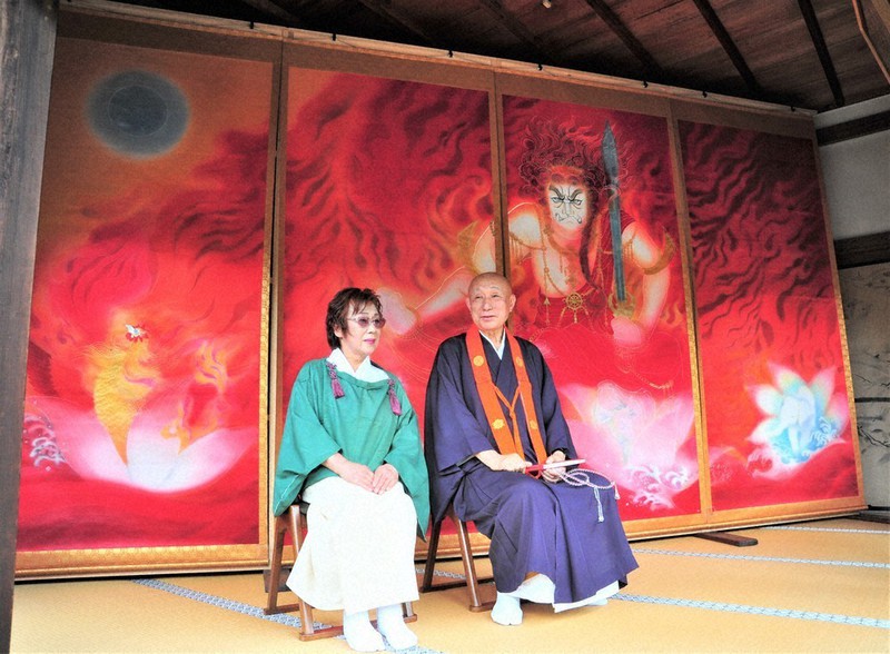 奉納後に展示された「不動明王-Ⅰ」の前で撮影に応じる友禅画家、あだち幸さん(左)と仁和寺の瀬川大秀門跡=京都市右京区の同寺で2021年6月28日、斉藤貞三郎撮影
