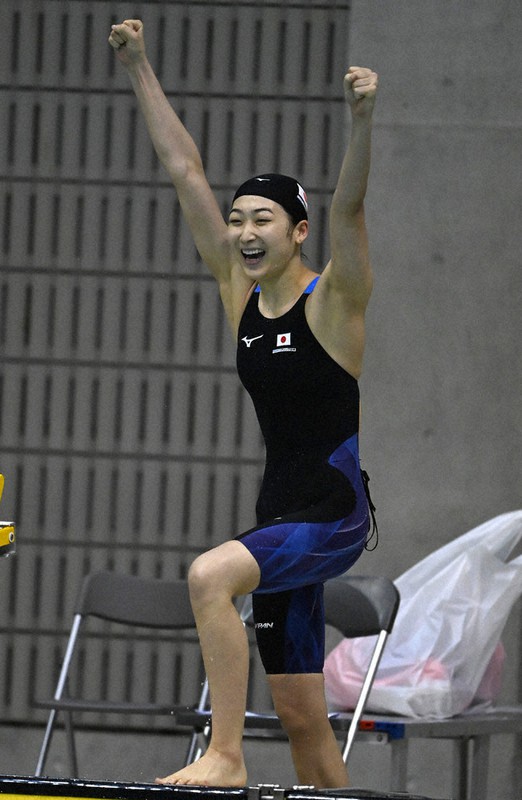 女子200メートルリレーで日本記録を更新して喜ぶ第2泳者の池江