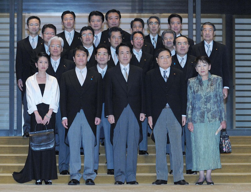 2010年6月に発足した菅直人政権の閣僚。菅首相(手前中央)の右後ろが荒井氏=皇居・宮殿北車寄で、小林努撮影
