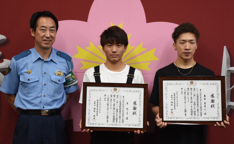 飲酒運転検挙に貢献した平さん(中央)と奥田さん(右)=福岡県春日市原町で2021年7月5日午後1時34分、佐藤緑平撮影