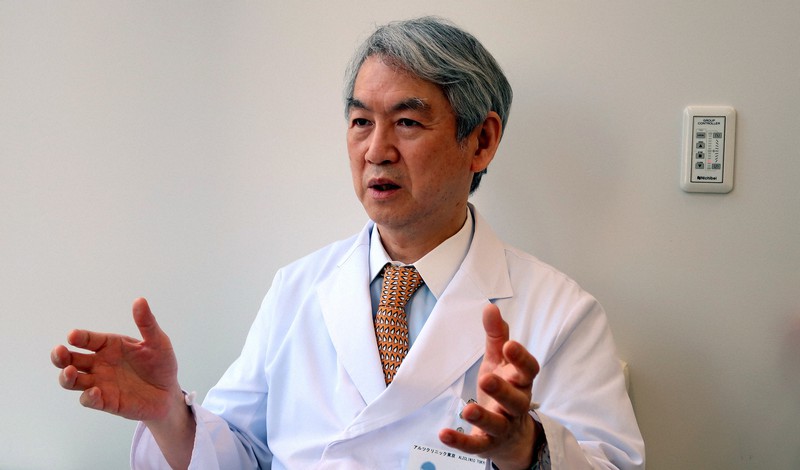 アデュカヌマブについて「臨床医の立場で、次世代の新しい治療薬として期待はするが、効果は弱いと感じている」と話す新井平伊さん=東京都千代田区のアルツクリニック東京で2021年6月9日、永山悦子撮影