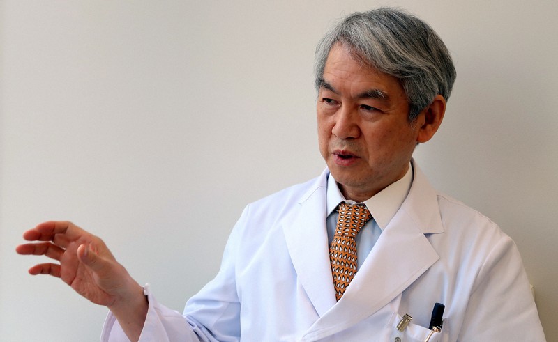 「いかなる優れた薬剤が開発されたとしても、非薬物療法によって本人と家族が安心して生活できる環境を支えることが最も大切」と語る新井平伊さん=東京都千代田区のアルツクリニック東京で2021年6月9日、永山悦子撮影