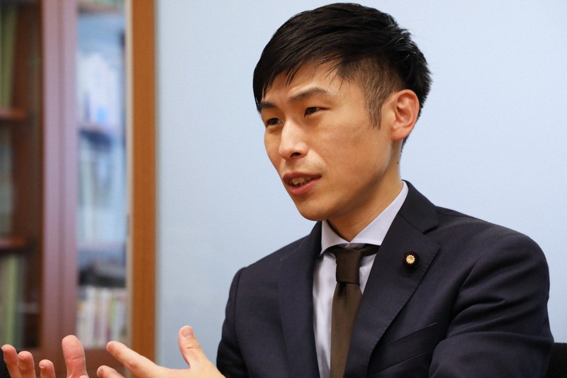 山添拓氏=岡本同世撮影
