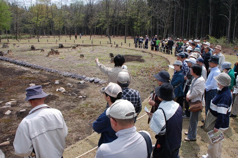 遺跡の理解を深めてもらおうと一般公開された伊勢堂岱遺跡=秋田県北秋田市で2014年5月3日、田村彦志撮影
