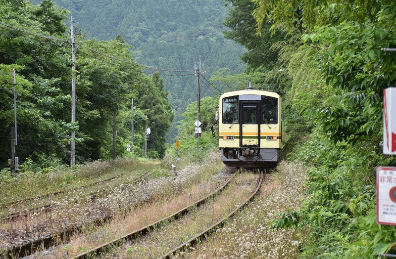 出雲坂根駅を出発し、三段式スイッチバック区間を進む普通列車=島根県奥出雲町で、松原隼斗撮影