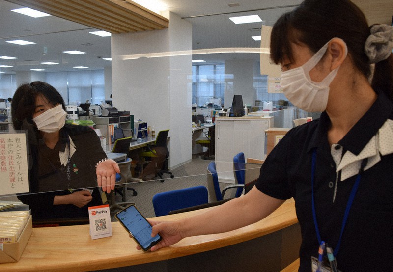 築上町役場の窓口に導入された「ペイペイ」