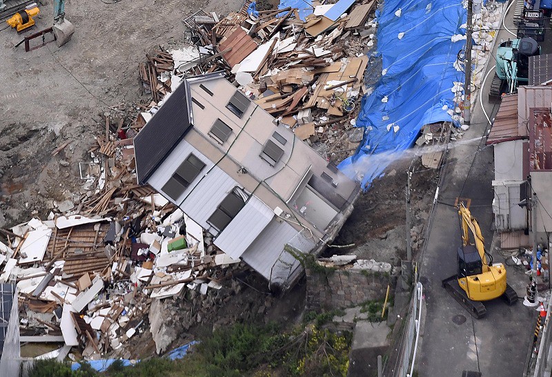 大阪・西成の崩落、残る住宅1棟をワイヤで引き倒し撤去 [写真特集1/9