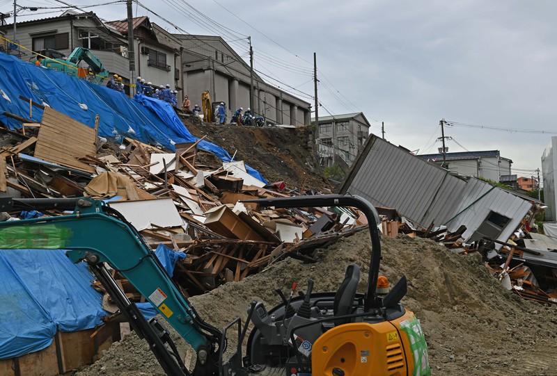 大阪・西成の崩落、残る住宅1棟をワイヤで引き倒し撤去 [写真特集1/9