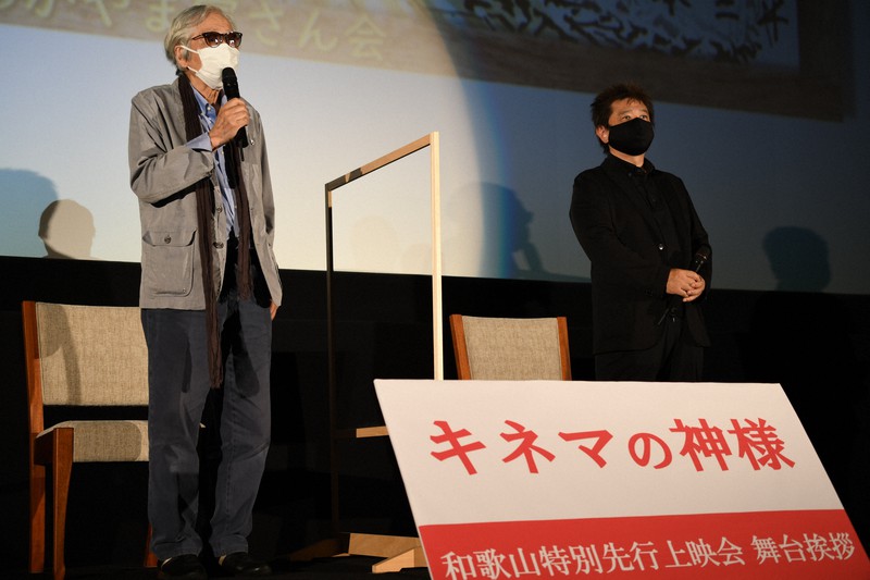 和歌山特別先行上映会で、あいさつする山田洋次監督(左)=和歌山市で2021年7月5日午後4時12分、最上聡撮影