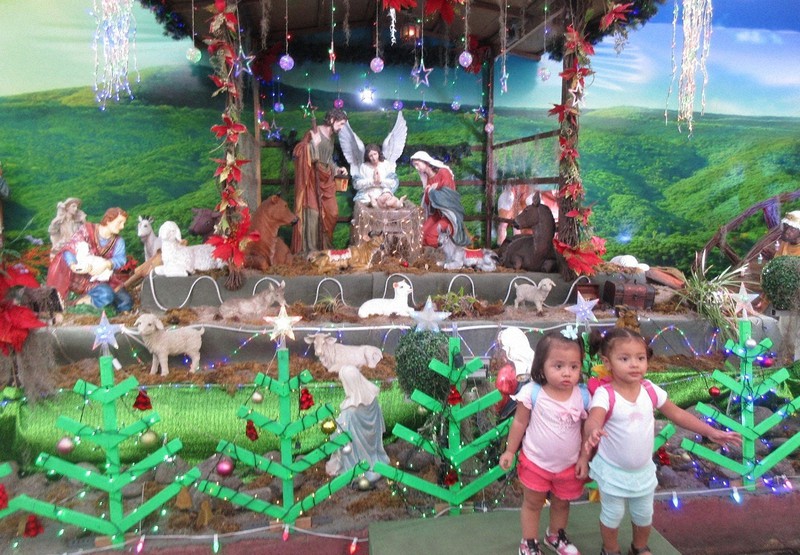 ニカラグアの首都マナグアの街頭に並んだクリスマス飾り(写真は筆者撮影)