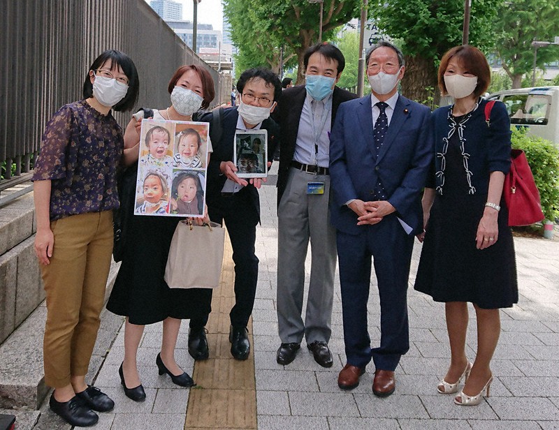 医療的ケア児支援法の成立を参院本会議で傍聴した保護者と写真に納まる荒井氏(右から2人目)=東京・永田町で2021年6月11日、賀川智子撮影