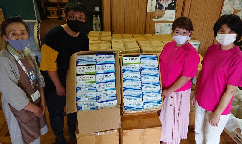 寄付されたマスクを受け取る加藤裕子さん(右から2人目)=愛知県蟹江町で2021年7月2日、加藤沙波撮影