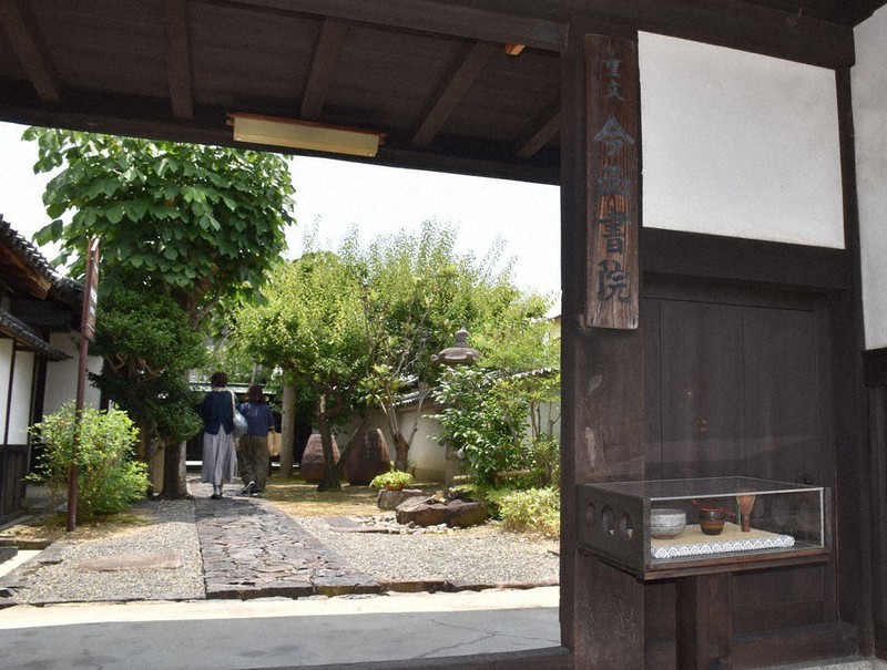 書院造りの様式が残る「今西家書院」の入り口=奈良市福智院町で2021年6月25日午後0時10分、林みづき撮影