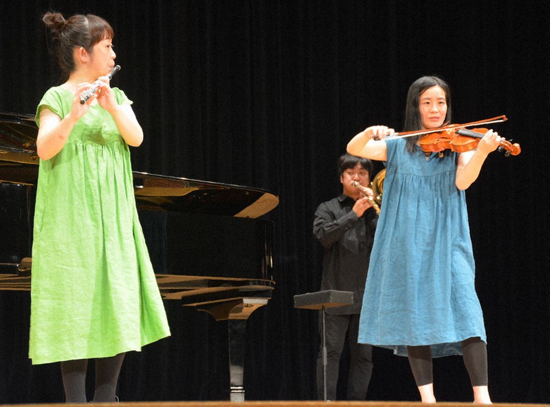 「演奏しながら涙が出た」というフルートの村上真実さん(左)とバイオリンの福間志保さん=島根県江津市で、萱原健一撮影