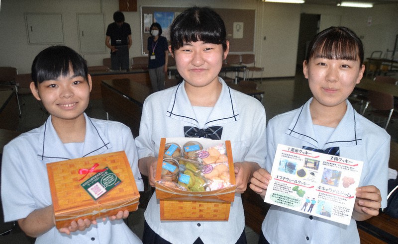 伊万里市のふるさと納税返礼品に採用されたお菓子の詰め合わせをPRする伊万里実業高フードプロジェクト部員