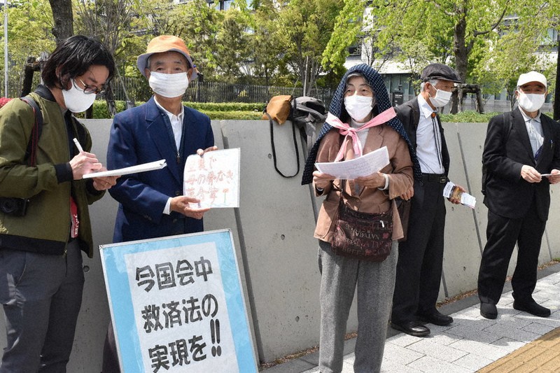 国会前で空襲被害者救済法案の成立を訴える遺族ら=東京都千代田区永田町で2021年4月8日午後1時2分、南茂芽育撮影
