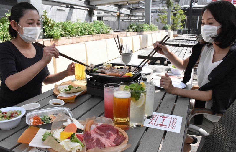新型コロナによりお酒の楽しみ方にも変化が出ている=東京都中央区で2021年6月