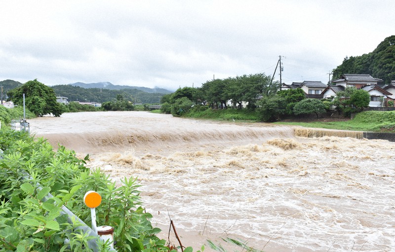 鳥取 島根の計32万人に避難指示 大雨で道路冠水 崖崩れ発生 毎日新聞 鳥取 島根の計32万人に避難指示 大雨で道路冠水 崖崩れ発生 毎日新聞