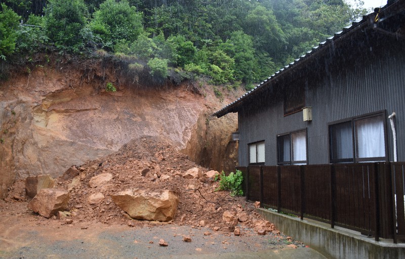 住宅付近まで大きな岩や土砂が達した崖崩れの現場=松江市西浜佐陀町で2021年7月7日午後1時4分、松原隼斗撮影