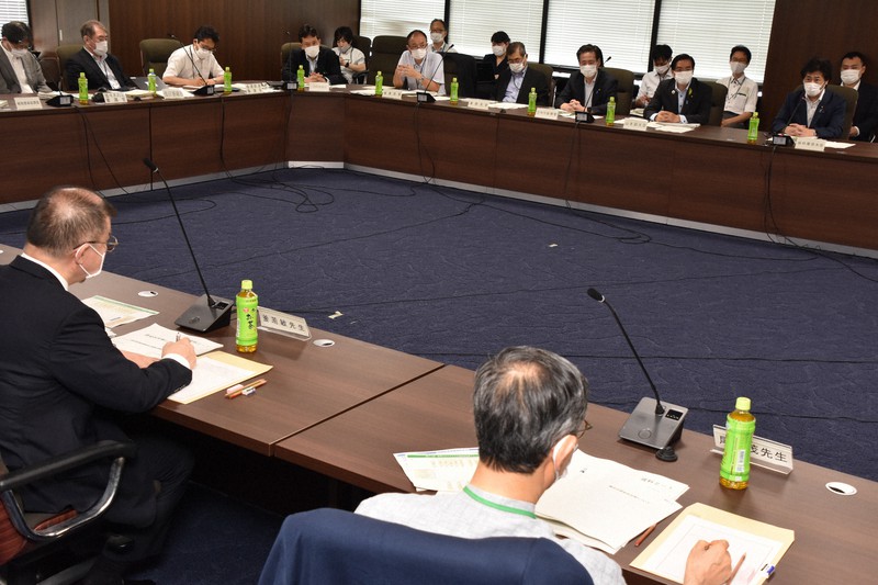 新型コロナウイルスの感染対策を助言する厚生労働省の専門家組織「アドバイザリーボード」の会合=東京都千代田区で2021年7月7日午後2時4分、矢澤秀範撮影