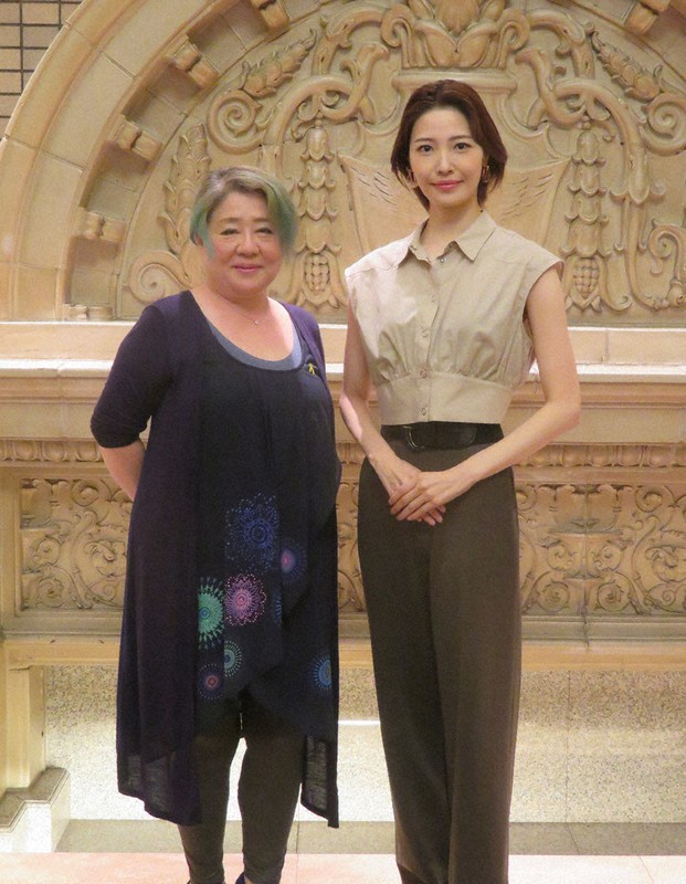 小川絵莉(左)と十碧れいや=2021年7月2日午前11時3分、小玉祥子撮影