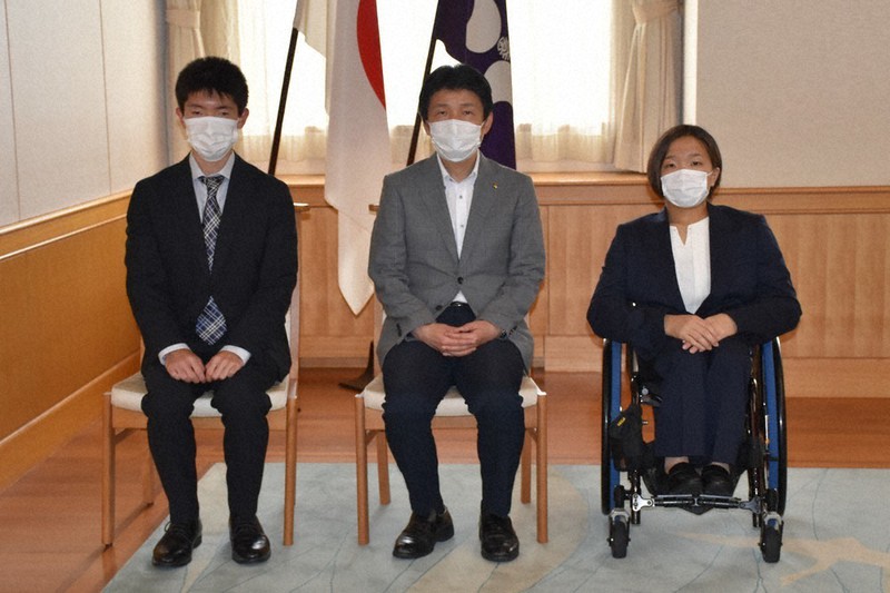 山本一太知事を表敬訪問した唐沢剣也選手(左)と由井真緒里選手(右)=群馬県庁で2021年7月6日、妹尾直道撮影