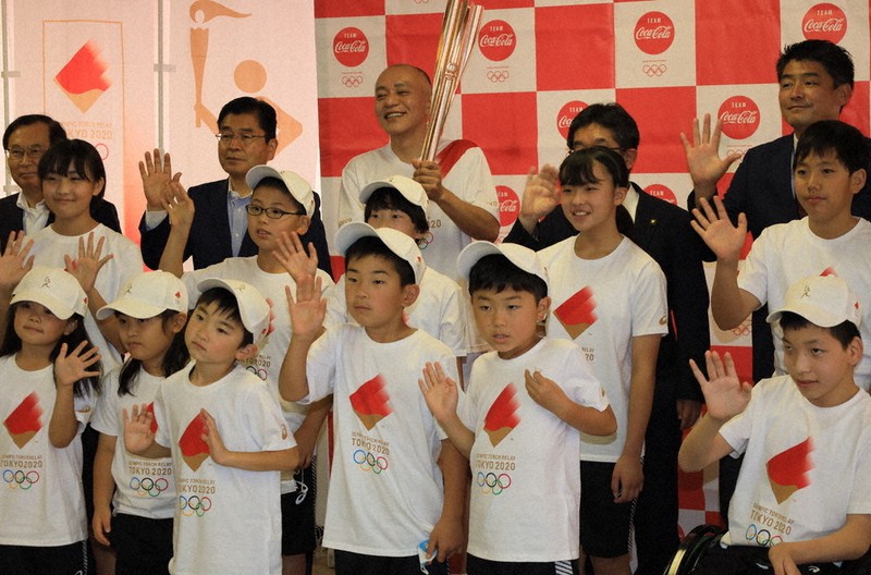 千葉県銚子市役所に集まったサポートランナーの子どもたち=2021年7月6日、近藤卓資撮影