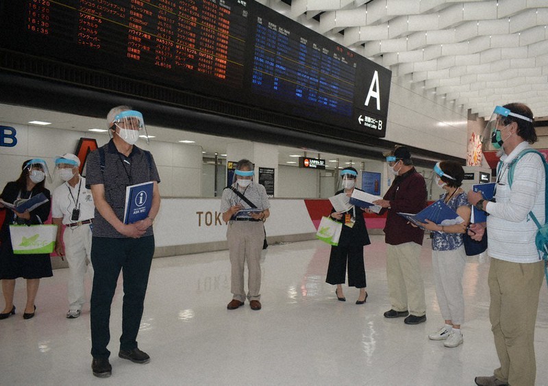 国際線の到着ロビーで実地の研修を受ける都市ボランティアら=成田空港で2021年7月1日、中村宰和撮影