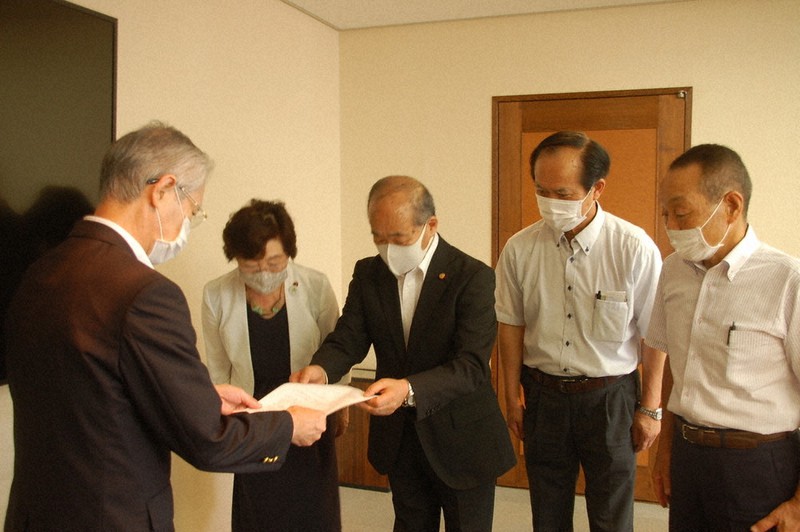 東京2020ライブサイト中止を求める要請書を浜松市の鈴木伸幸副市長(左)に手渡す共産党浜松市議団=市役所で2021年7月6日、福沢光一撮影