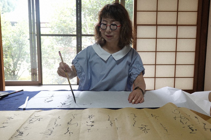 書道教室の会場で書に取り組む石飛篝さん=京都市東山区の永明院で、矢倉健次撮影