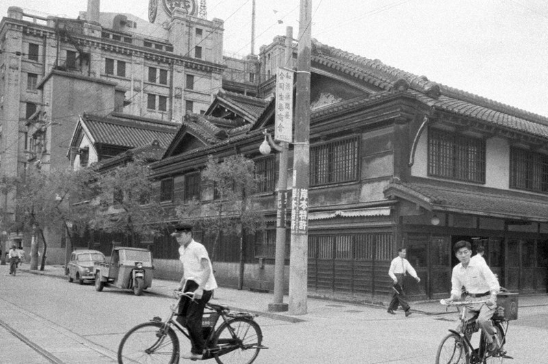 明治時代のたたずまいを残す旧小西家住宅。左奥は近代的な建物の三越大阪店=1957年6月撮影