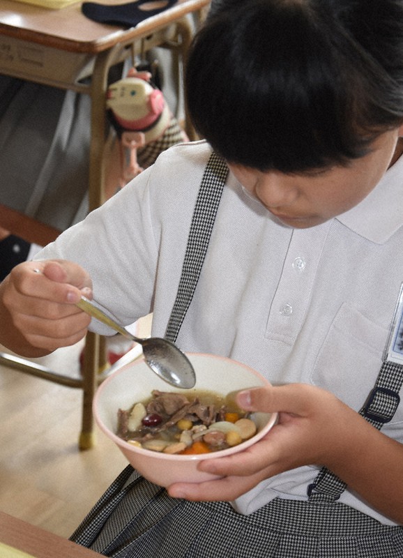 五輪キャンプ前にブラジル料理給食 長門市内全小中校 山口 毎日新聞