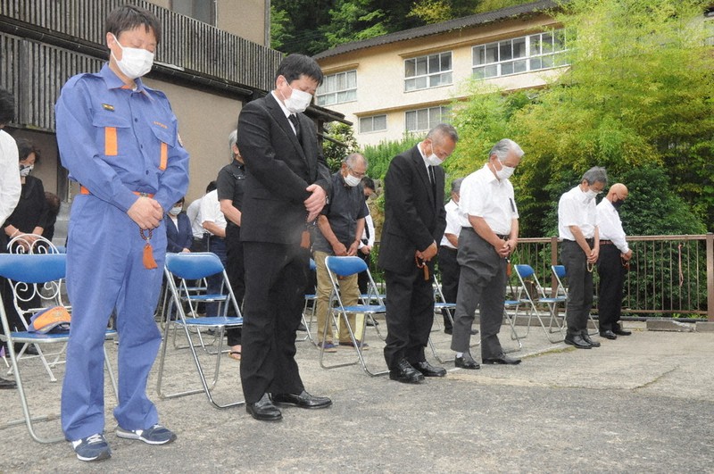九州豪雨で亡くなった犠牲者に黙とうをささげる参加者