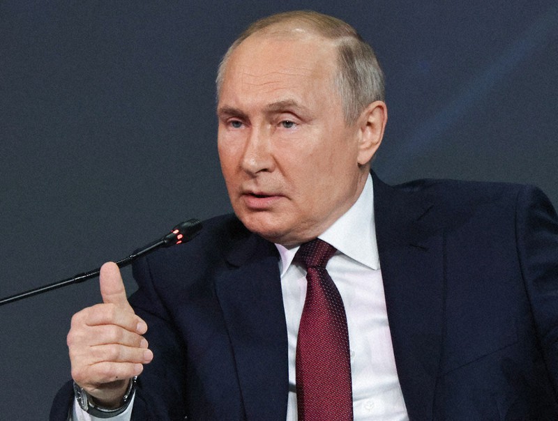 サンクトペテルブルクでの国際経済フォーラムで発言するプーチン露大統領=6月4日、タス通信AP