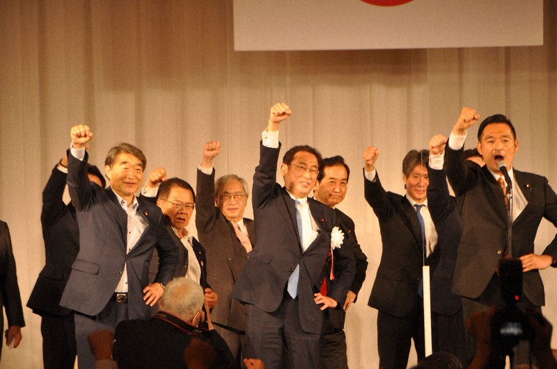 自民党岸田派の政治資金パーティーで所属議員らと衆院選の必勝を期した岸田文雄前政調会長(中央)=東京都内のホテルで2021年7月8日、小田中大撮影