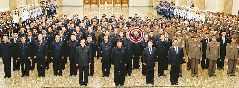 平壌の錦繡山太陽宮殿を訪問した金正恩朝鮮労働党総書記(最前列左から2人目)ら。李炳哲氏(丸印)は3列目に並んでいる=2021年7月8日、朝鮮中央通信・朝鮮通信